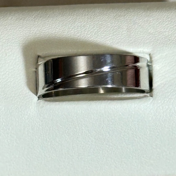 Stainless steel band, Polished, diagonal line goes all the way around. NWOT - Picture 3 of 11